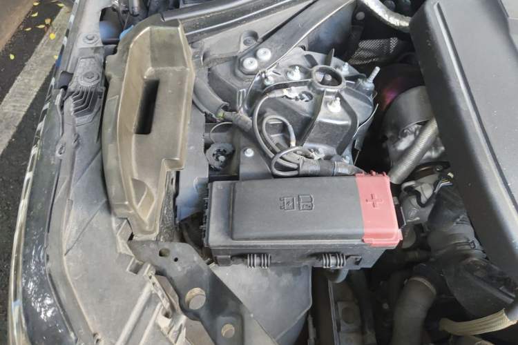 Used Land Rover Range Velar 2024 Dynamic SE Engine Bay Right