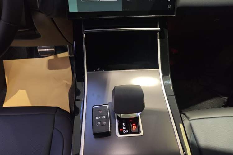 Used Land Rover Range Velar 2024 Dynamic SE Gear Lever