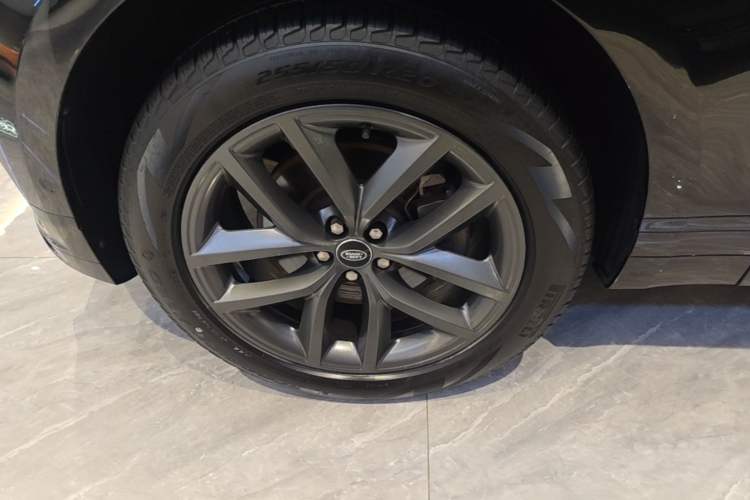 Used Land Rover Range Velar 2024 Dynamic SE Left Front Wheel Hub