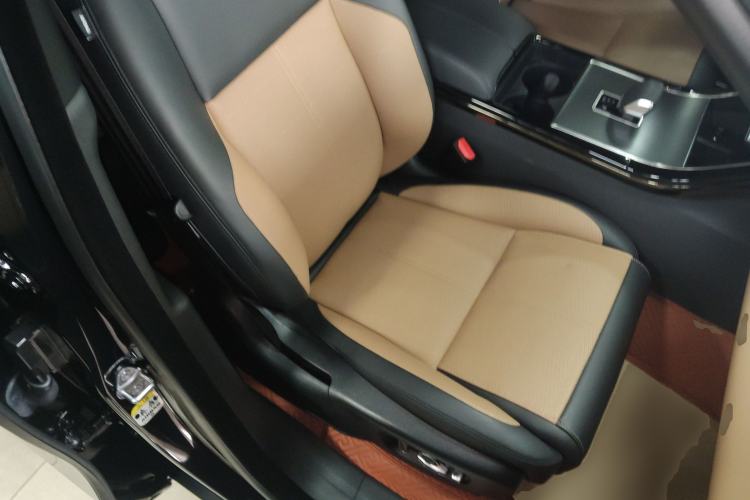 Used Land Rover Range Velar 2024 Dynamic HSE Right Front Seat