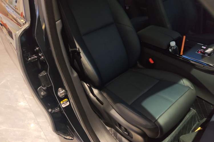 Used Land Rover Range Velar 2024 Dynamic SE Right Front Seat