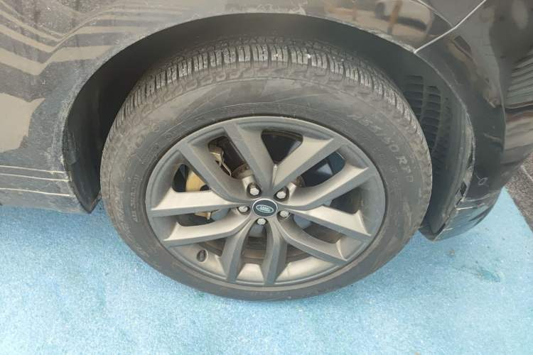 Used Land Rover Range Velar 2024 Dynamic SE Right Front Wheel Hub