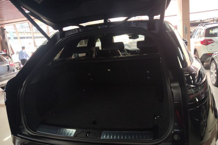Used Land Rover Range Velar 2024 Dynamic HSE Trunk
