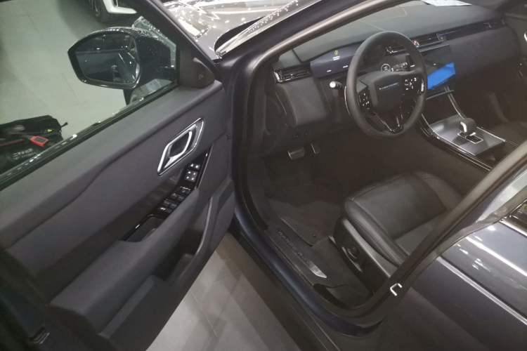 Used Land Rover Range Velar 2024 Dynamic SE Driver Seat