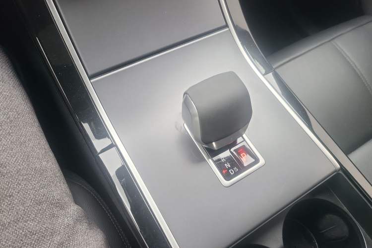 Used Land Rover Range Velar 2024 Dynamic SE Gear Lever