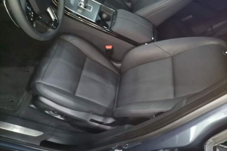Used Land Rover Range Velar 2024 Dynamic SE Left Front Seat
