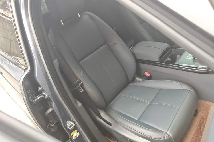Used Land Rover Range Velar 2024 Dynamic SE Right Front Seat