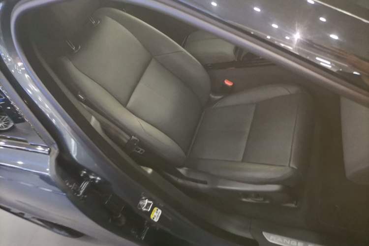 Used Land Rover Range Velar 2024 Dynamic SE Right Front Seat