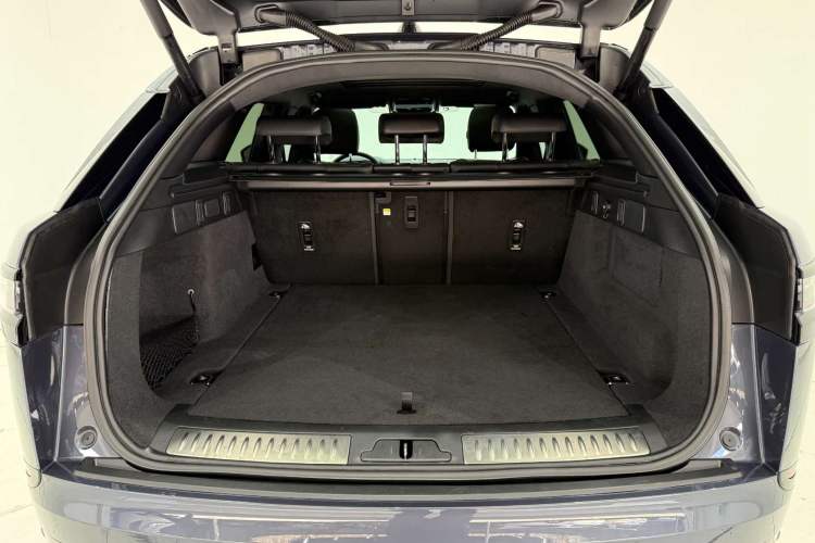 Used Land Rover Range Velar 2024 Dynamic SE Trunk