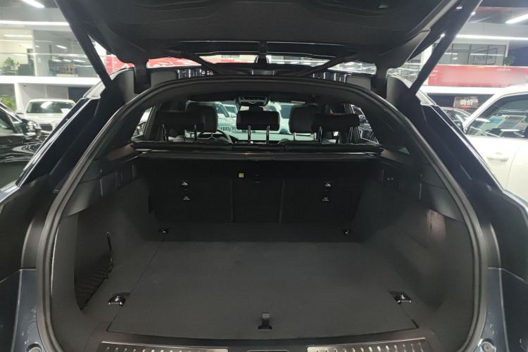 Used Land Rover Range Velar 2024 Dynamic SE Trunk