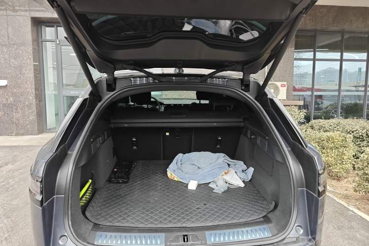 Used Land Rover Range Velar 2024 Dynamic SE Trunk