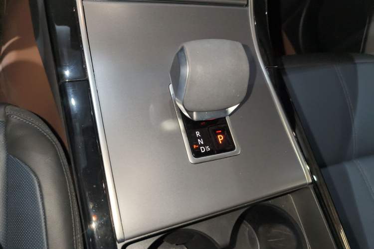 Used Land Rover Range Velar 2024 Dynamic SE Gear Lever
