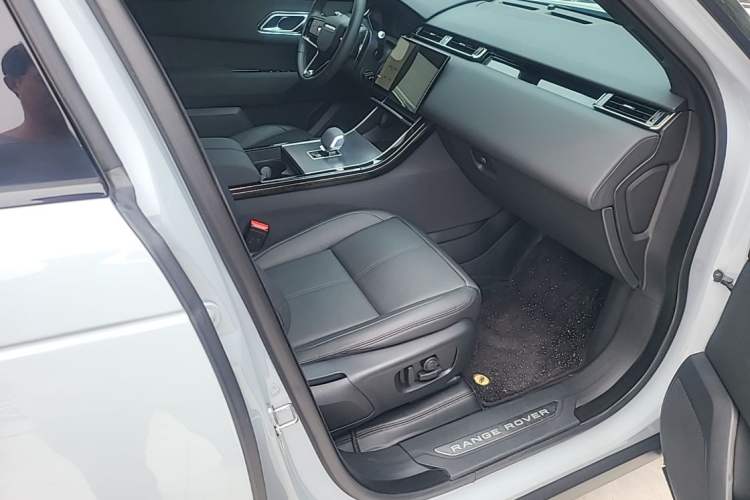 Used Land Rover Range Velar 2024 Dynamic SE Right Front Seat