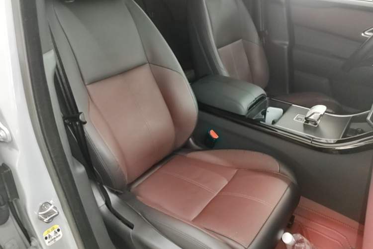 Used Land Rover Range Velar 2024 Dynamic HSE Right Front Seat