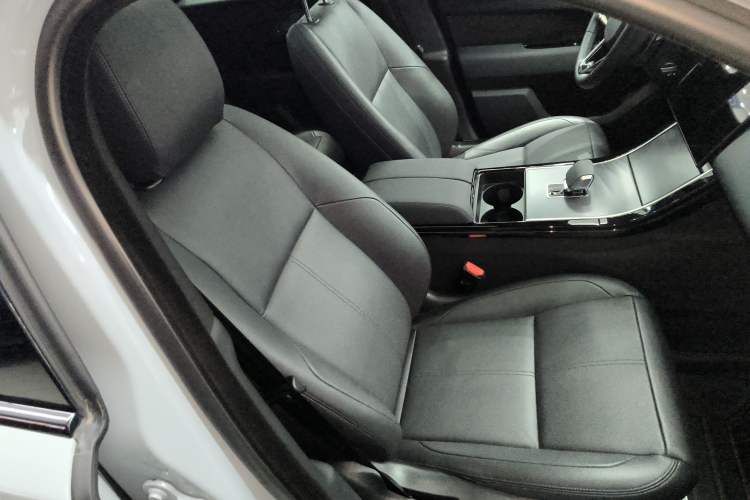 Used Land Rover Range Velar 2024 Dynamic SE Right Front Seat