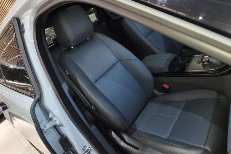 Used Land Rover Range Velar 2024 Dynamic SE Right Front Seat