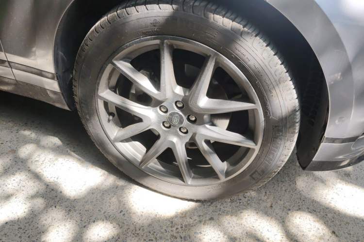 Used Land Rover Range Velar 2024 Dynamic HSE Right Front Wheel Hub