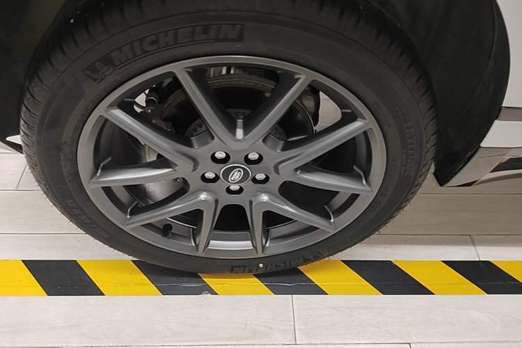 Used Land Rover Range Velar 2024 Dynamic HSE Right Rear Wheel Hub