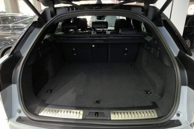 Used Land Rover Range Velar 2024 Dynamic SE Trunk