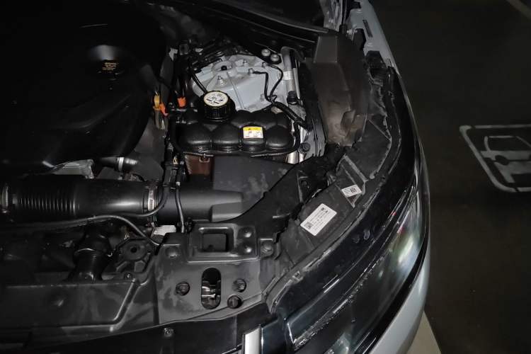 Used Land Rover Range Velar 2024 Dynamic SE Engine Bay Left
