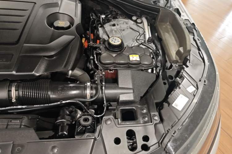 Used Land Rover Range Velar 2024 Dynamic SE Engine Bay Left