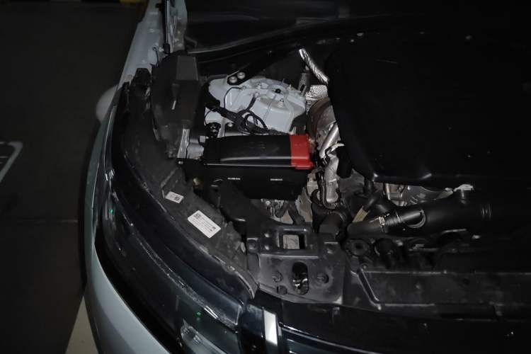 Used Land Rover Range Velar 2024 Dynamic SE Engine Bay Right