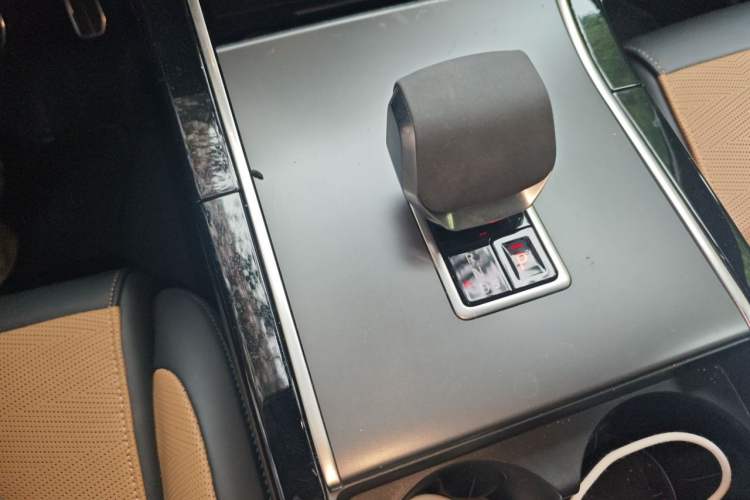 Used Land Rover Range Velar 2024 Dynamic HSE Gear Lever