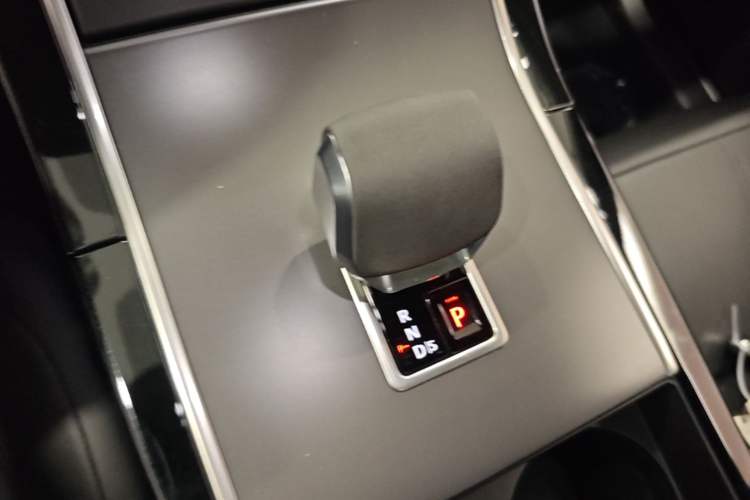 Used Land Rover Range Velar 2024 Dynamic SE Gear Lever