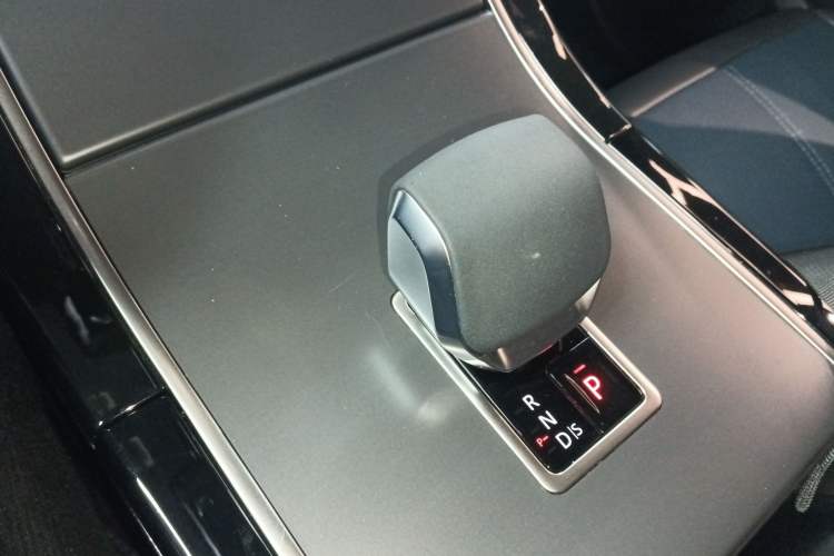 Used Land Rover Range Velar 2024 Dynamic SE Gear Lever