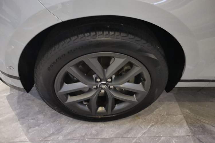 Used Land Rover Range Velar 2024 Dynamic SE Left Front Wheel Hub