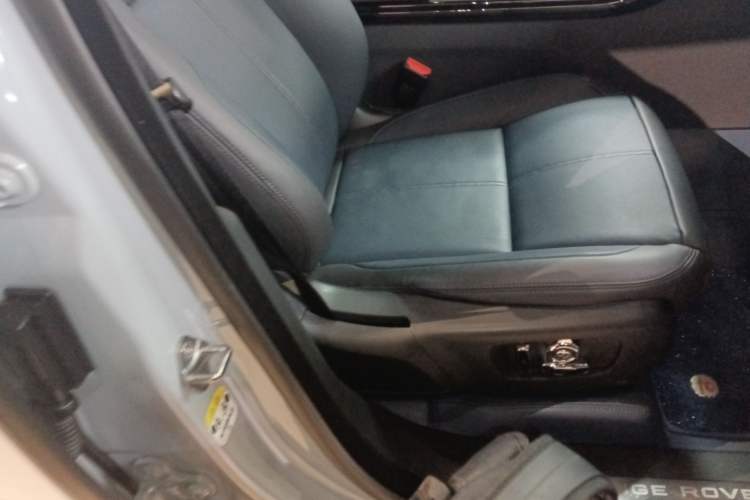 Used Land Rover Range Velar 2024 Dynamic SE Right Front Seat