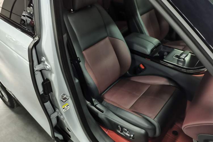Used Land Rover Range Velar 2024 Dynamic HSE Right Front Seat