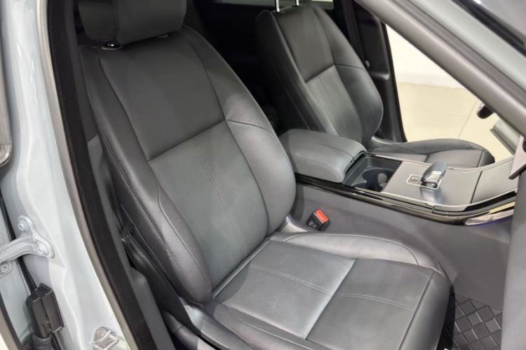 Used Land Rover Range Velar 2024 Dynamic SE Right Front Seat