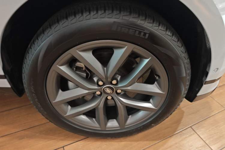 Used Land Rover Range Velar 2024 Dynamic SE Right Front Wheel Hub