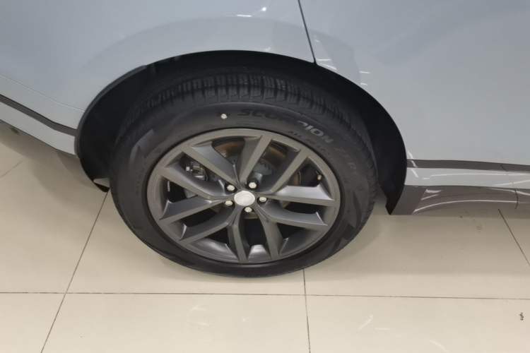 Used Land Rover Range Velar 2024 Dynamic SE Right Rear Wheel Hub