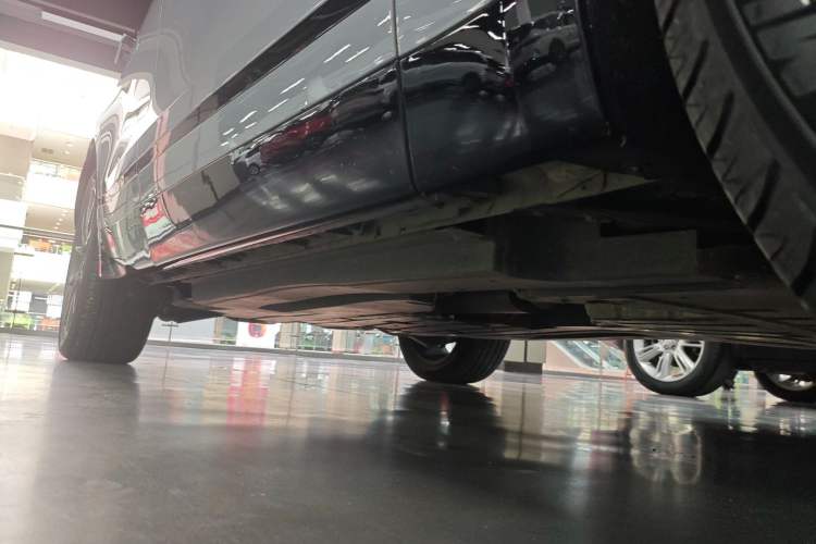 Used Land Rover Range Velar 2024 Dynamic HSE Right Side Sill