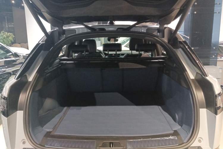 Used Land Rover Range Velar 2024 Dynamic SE Trunk
