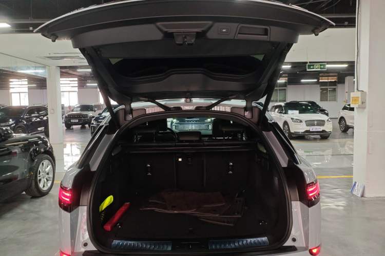 Used Land Rover Range Velar 2024 Dynamic HSE Trunk