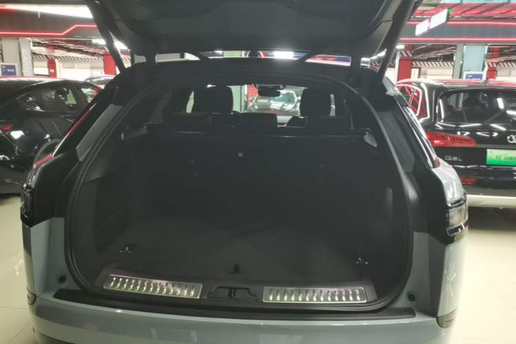 Used Land Rover Range Velar 2024 Dynamic SE Trunk