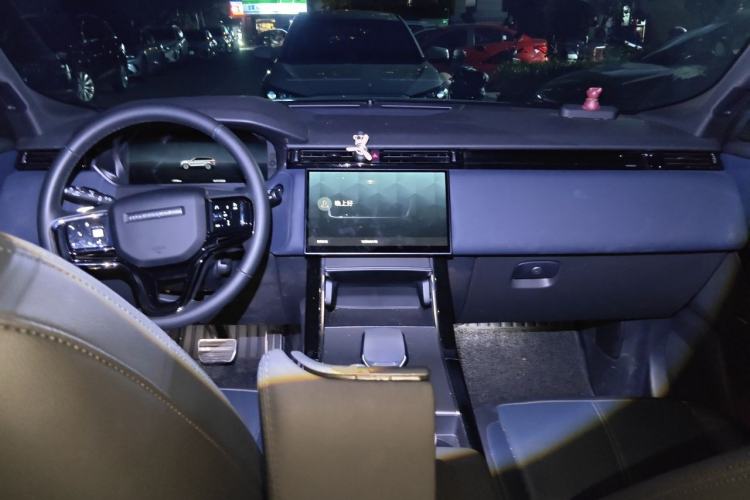 Used Land Rover Range Velar 2024 Dynamic SE Center Console