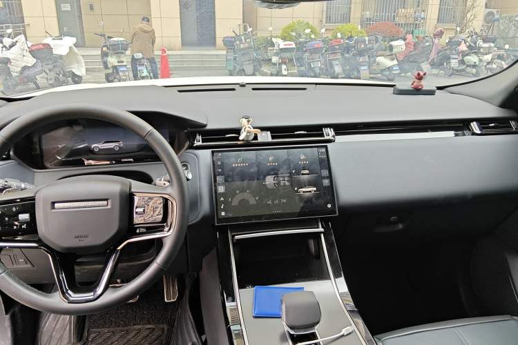 Used Land Rover Range Velar 2024 Dynamic SE Center Console