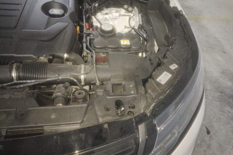 Used Land Rover Range Velar 2024 Dynamic SE Engine Bay Left