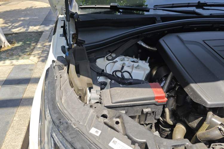 Used Land Rover Range Velar 2024 Dynamic SE Engine Bay Right