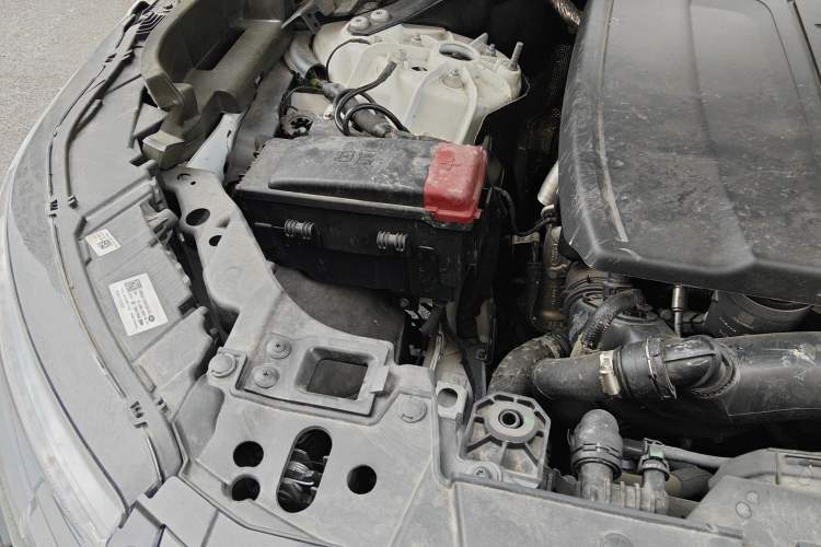 Used Land Rover Range Velar 2024 Dynamic SE Engine Bay Right