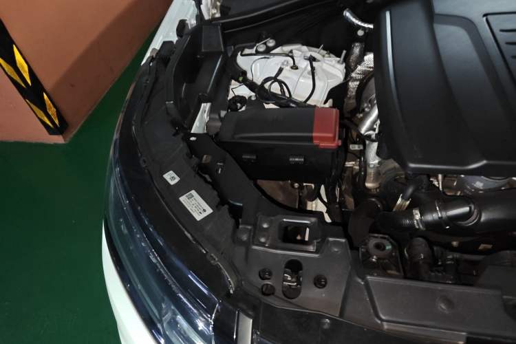 Used Land Rover Range Velar 2024 Dynamic HSE Engine Bay Right