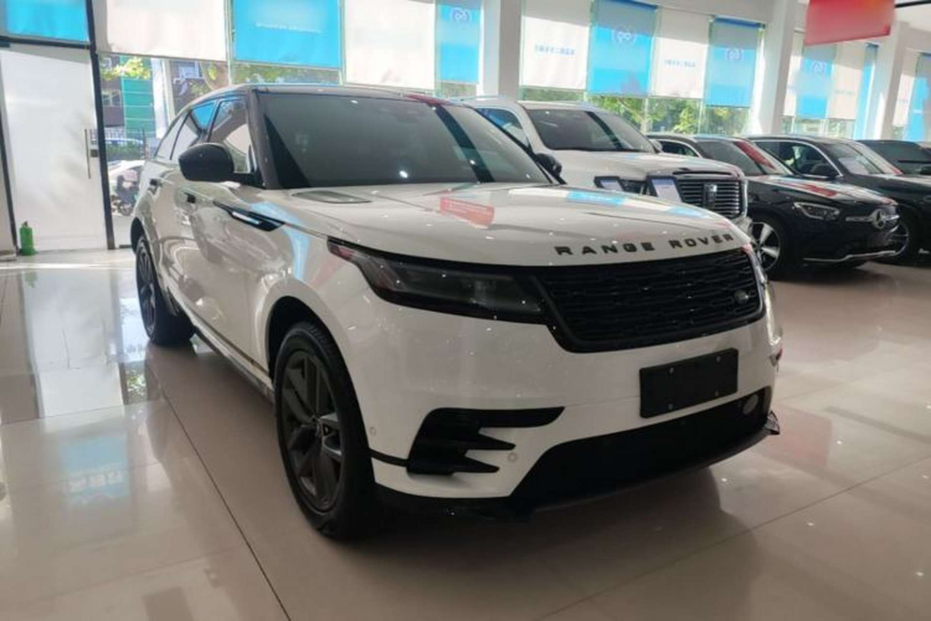 Used Land Rover Range Velar 2024 Dynamic SE Front Right 45 Deg