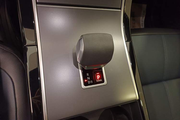 Used Land Rover Range Velar 2024 Dynamic SE Gear Lever