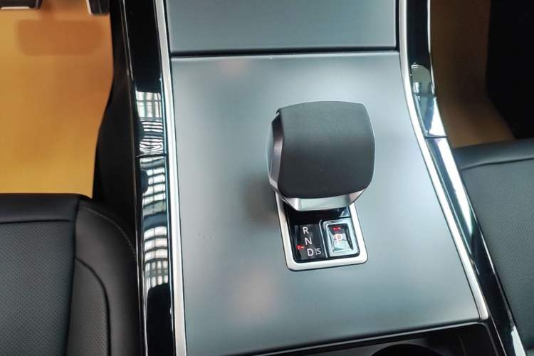 Used Land Rover Range Velar 2024 Dynamic SE Gear Lever