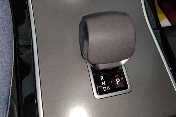 Used Land Rover Range Velar 2024 Dynamic SE Gear Lever