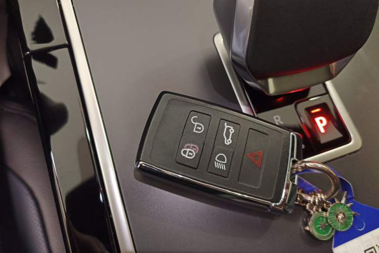 Used Land Rover Range Velar 2024 Dynamic SE Interior 1